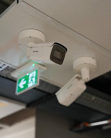 Syst&egrave;me de vid&eacute;osurveillance 24h/24 chez MondialBox Le &agrave; stockage Gen&egrave;ve, garantissant un haut niveau de s&eacute;curit&eacute; pour les box de stockage, avec contr&ocirc;le des acc&egrave;s et surveillance permanente.