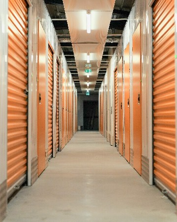 Couloir int&eacute;rieur de box &agrave; louer chez MondialBox Gen&egrave;ve, offrant des espaces de stockage propres, s&eacute;curis&eacute;s et accessibles toute l�ann&eacute;e pour le garde-meuble.