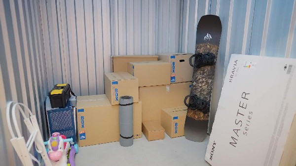 Int&eacute;rieur d�un box &agrave; louer chez MondialBox Gen&egrave;ve, id&eacute;al pour entreposer cartons, meubles et &eacute;quipements personnels ou professionnels dans un espace propre, sec et s&eacute;curis&eacute; &agrave; Gen&egrave;ve - Vernier