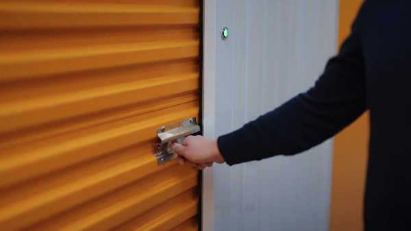 Fermeture s&eacute;curis&eacute;e d�un box &agrave; louer chez MondialBox Gen&egrave;ve, garantissant la protection des biens gr&acirc;ce &agrave; un acc&egrave;s individuel et un syst&egrave;me de s&eacute;curit&eacute; renforc&eacute; derni&egrave;re g&eacute;n&eacute;ration .